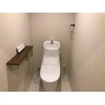 大人っぽいブラウンの小物で上品なトイレに