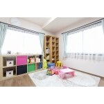 明るい光が入る子供部屋