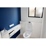 ブルーのアクセントクロスで落ち着いたトイレ空間に