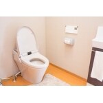 掃除のしやすいリフトアップ機能トイレへの交換を行いました