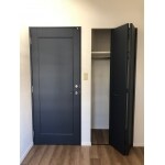 【中古マンション内装】ネイビーと木目でアンティークな内装に！