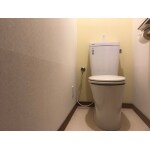 長年使われたトイレを新しく節水型トイレにする工事を行いました