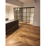 オシャレで個性的なガラス扉が目を引くリビング