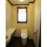 2ヶ所のトイレは、それぞれガラッと印象が違います。