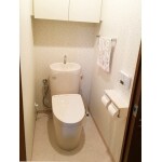 可憐な小花柄のクロスでトイレのリフォーム