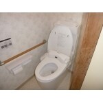 和式から洋式に、手摺を設置し使いやすいトイレ