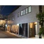 外壁にタイル調のシートを貼り、モダンな外観に