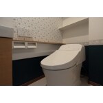 タンクレスでトイレ室内を広く、スタイリッシュに