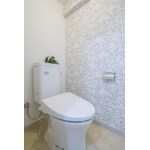 アクセントクロスでおしゃれなトイレ空間に