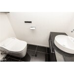 高性能なトイレと床材にもこだわったラグジュアリーな空間