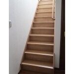 屋根裏へは収納式はしごより階段がオススメ！
