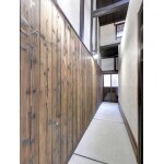 玄関から裏口へとつながる土間の通路