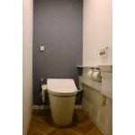 アクセントクロスで落ち着きあるトイレ空間に