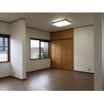 二部屋の間仕切り壁を撤去、広々とした一部屋に
