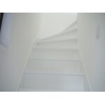 白を基調とし、明るく生まれ変わった階段