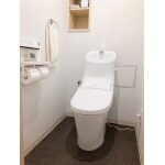 シックな雰囲気のシンプルトイレ