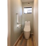 古材風の床でお洒落なトイレに