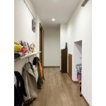 玄関へ続く廊下には飾り棚や収納を取付けました