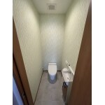 タンクレスのシンプルなトイレ空間