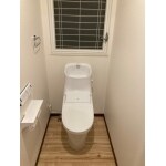 カラーを統一して見た目も明るいトイレです
