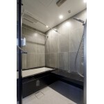 黒と白のコントラストが印象的な浴室