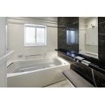 艶感のあるブラックの壁面が印象的な高級感漂う浴室