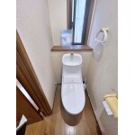 天井、壁、床も張替え清潔感あふれるトイレ空間になりました。