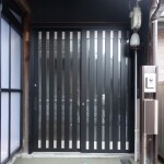 和の住まいに、ちょっとモダンな玄関引戸