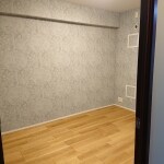 お気に入りの壁紙と、挽板のフローリングで高級感のあるお部屋に