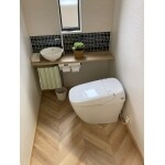 モダンなタイルのトイレ空間