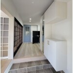 お気に入りの玄関タイルとブルーグレーの室内建具が素敵です