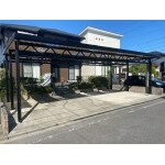 敷地いっぱいのひろびろセッパンガレージ(車4台)