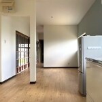 光が差し込む明るいホール