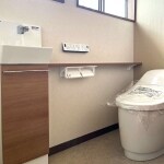 コンパクトなフォルムで、空間ゆったり。タンクレス風トイレ1
