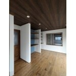 和室から洋室へ！オープン収納のある部屋