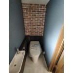 レンガ調クロスで落ち着いたトイレ
