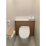 トイレの両サイドには収納スペースを設けました