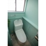 薄緑色のトイレ空間