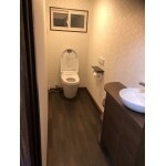 トイレに自動水栓付手洗器新設