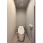ブルーグレーのトイレ空間