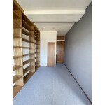 WICにもリビングにも書斎にもなる、2つの出入口の洋室