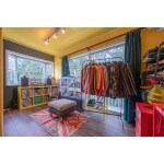 メキシコの風景をオマージュした夫の部屋。色彩豊かな衣装も素敵