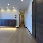 ダウンライトで廊下もシックに