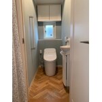 ヘリンボーンとブルーグレーの北欧風トイレが完成しました