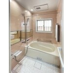 ルティシュピンクを全面に取り入れた華やかな浴室