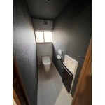 タンクレストイレと壁付け手洗いですっきりご利用いただけます。
