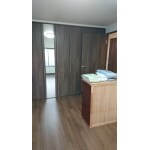 部屋のテイストを合わせながら収納量も増やしています。