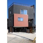 ブラック×木目でまとめたスタイリッシュな外観
