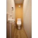 ビタミンカラーの明るいトイレ空間