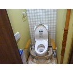 段差解消で介護に対応。黄色い壁紙で明るい空間に・・・